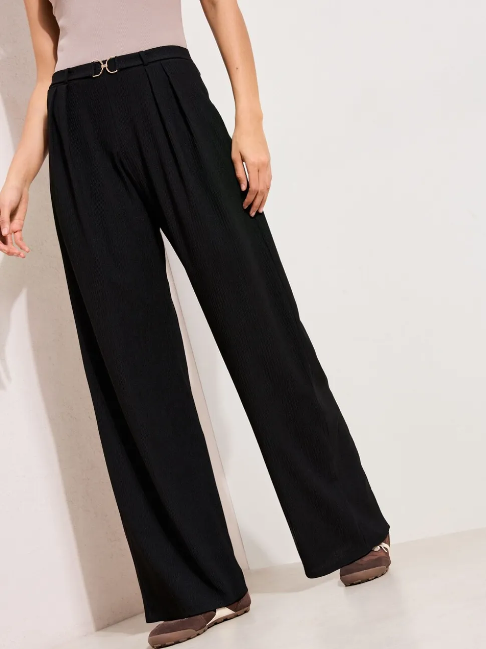 Zwart - Friends Like These Crinkle Jersey Wide Leg Trousers with Buckle Front
