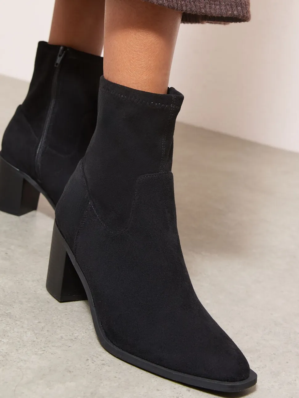 Zwart - Friends Like These Faux Suede Mid Heel Western Style Smart Sock Ankle Boots