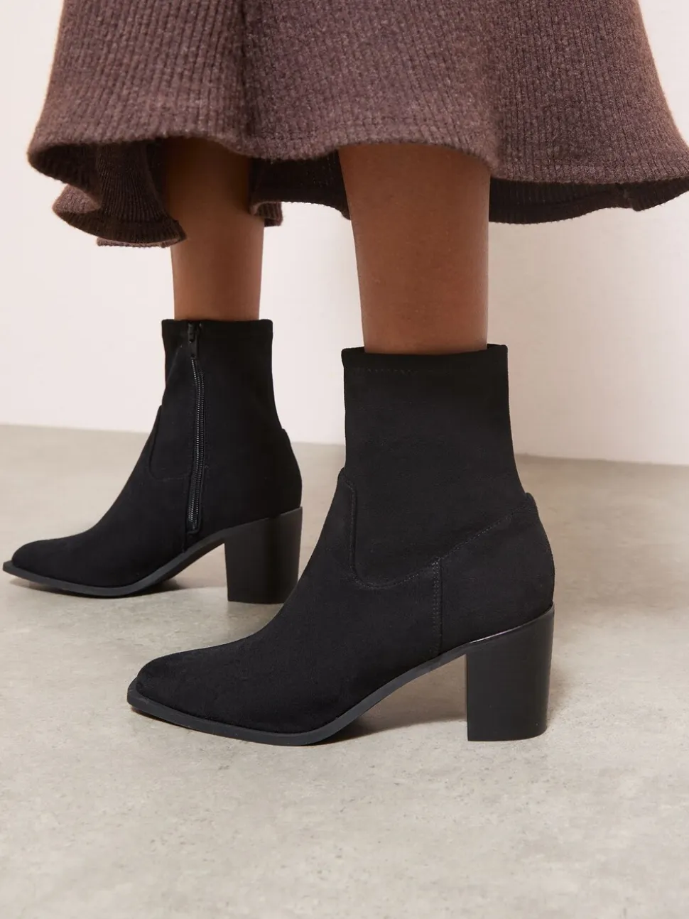 Zwart - Friends Like These Faux Suede Mid Heel Western Style Smart Sock Ankle Boots