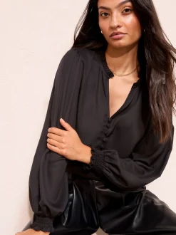 Zwart - Friends Like These blouse met V-hals, knopen en lange mouwen