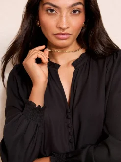 Zwart - Friends Like These blouse met V-hals, knopen en lange mouwen