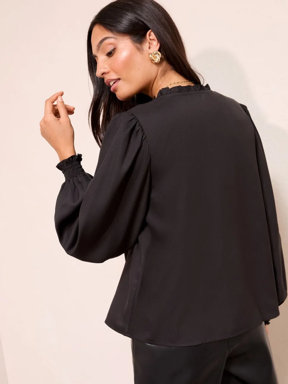 Zwart - Friends Like These blouse met V-hals, knopen en lange mouwen