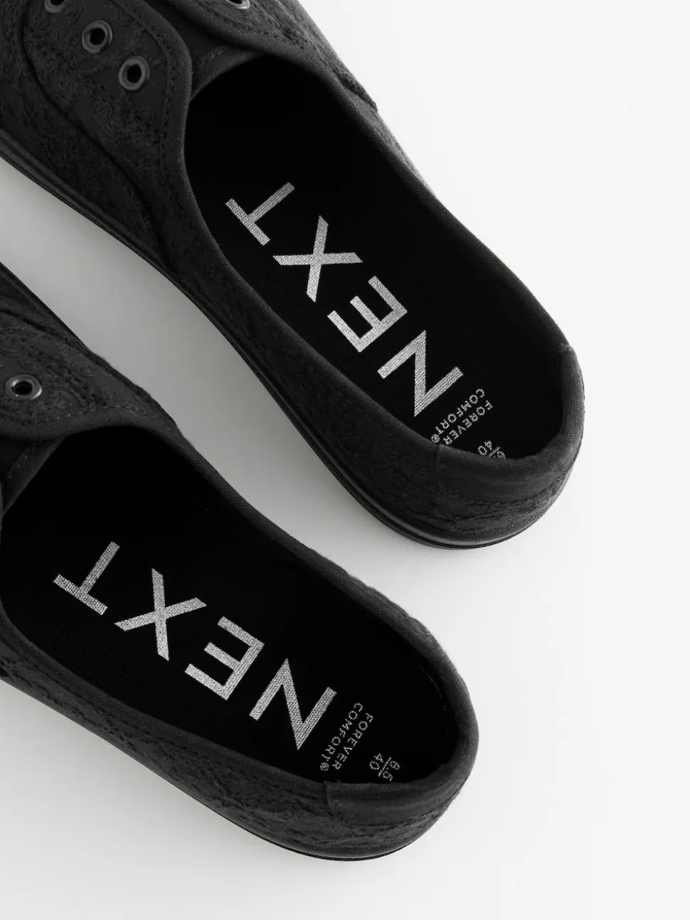 Zwart - Geborduurde veterloze canvas instapsneakers