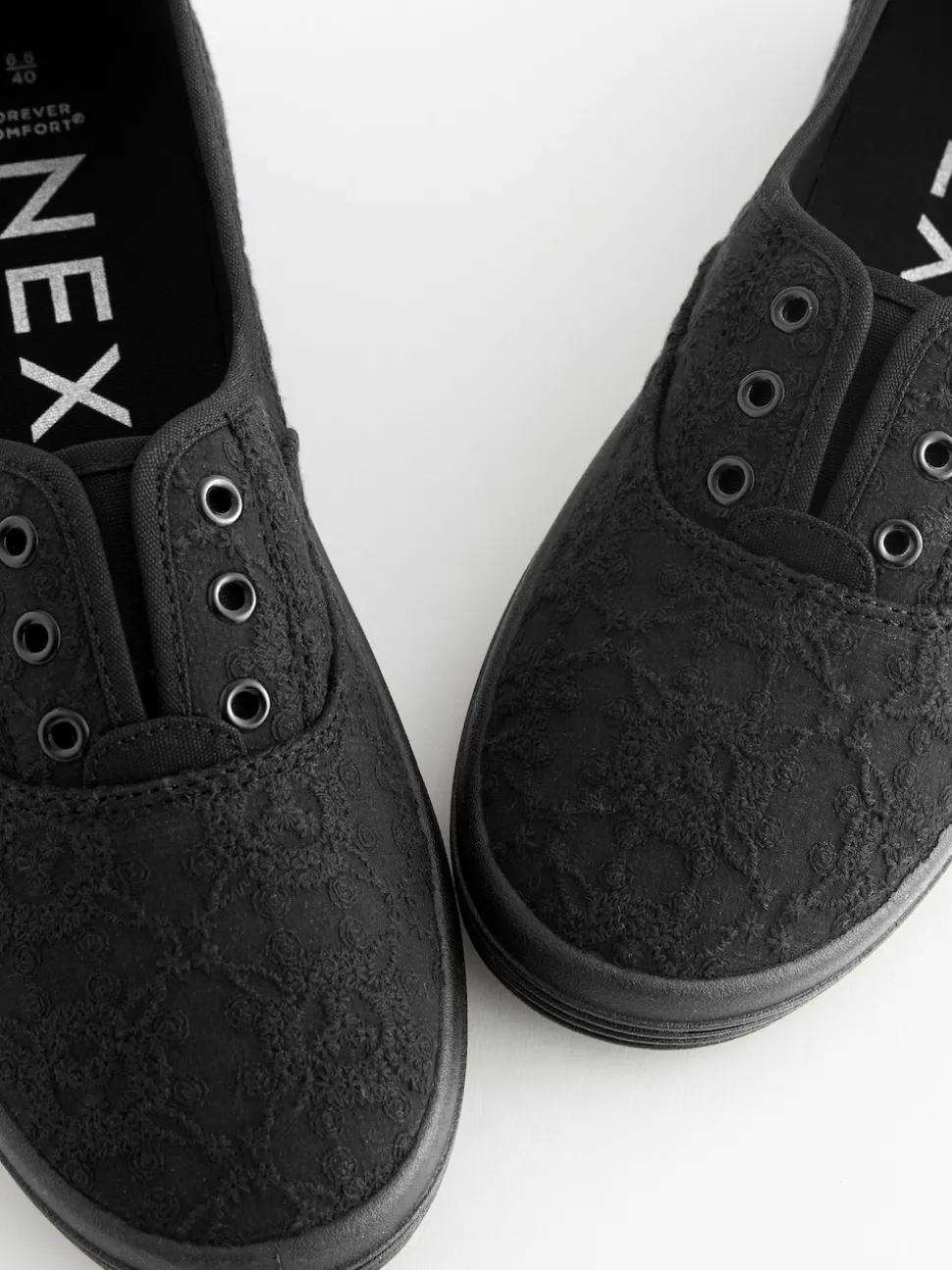 Zwart - Geborduurde veterloze canvas instapsneakers