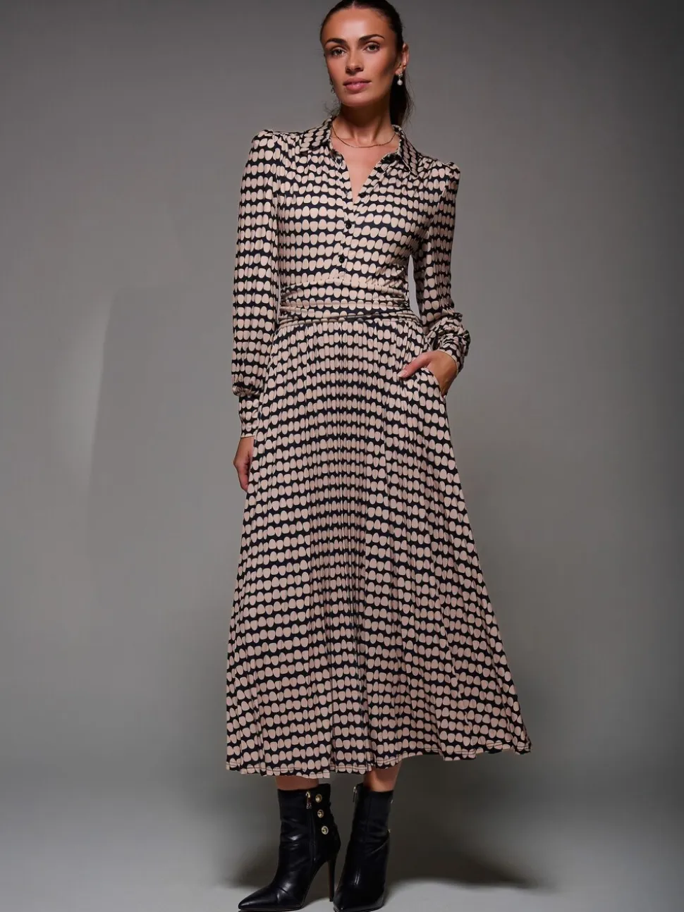 Zwart - Jolie Moi Long Sleeve Pleated Jersey Maxi Dress