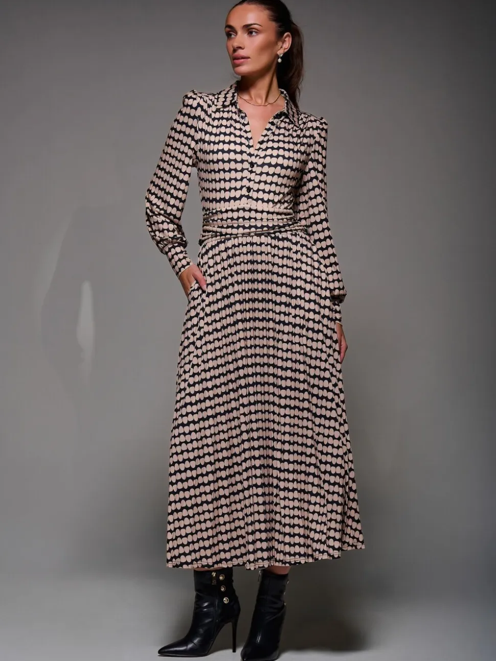 Zwart - Jolie Moi Long Sleeve Pleated Jersey Maxi Dress