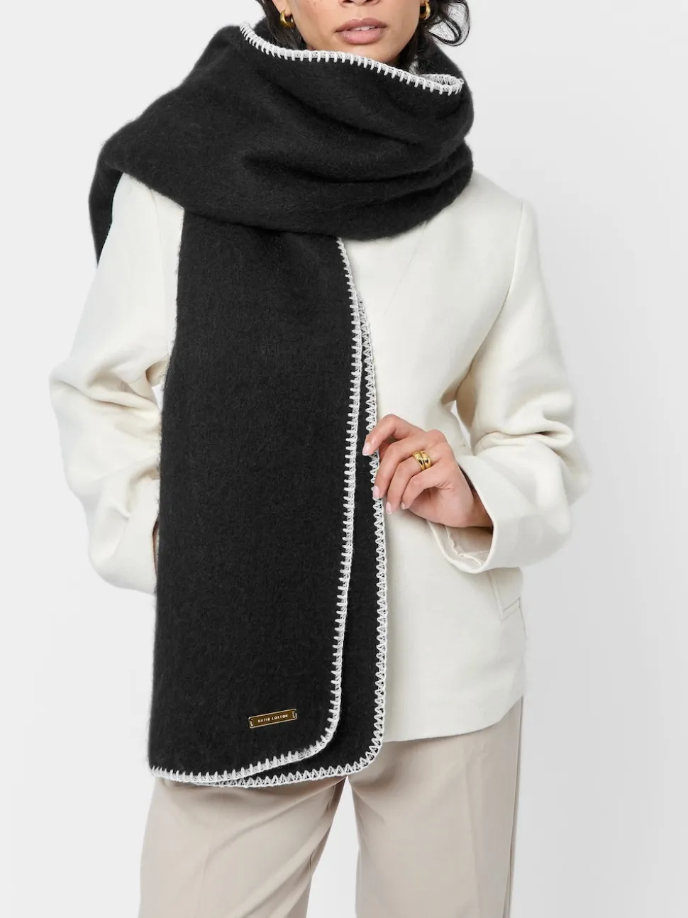 Zwart - Katie Loxton Whipstitch Scarf