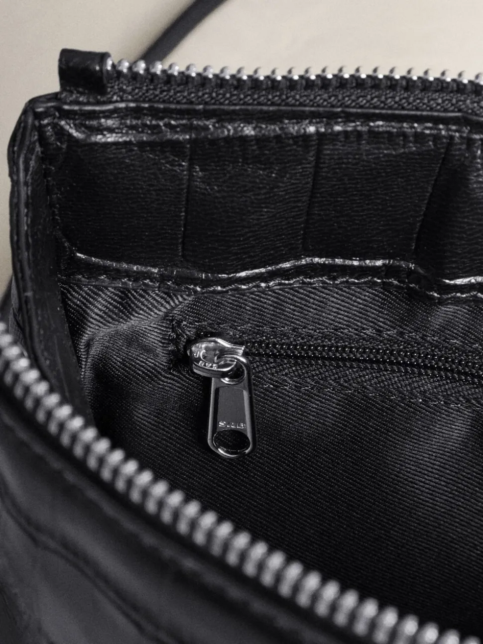Zwart - Leather Croc Cross-Body Bag