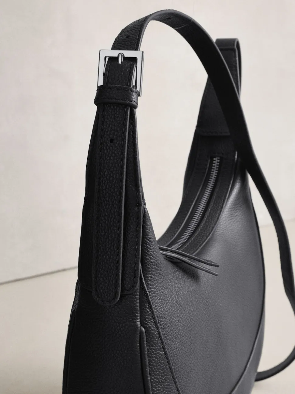 Zwart - Leather Scoop Cross-Body Bag