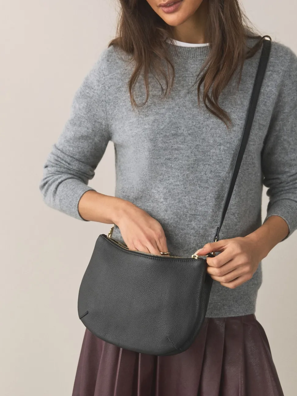Zwart - Leather Scoop Cross-Body Bag