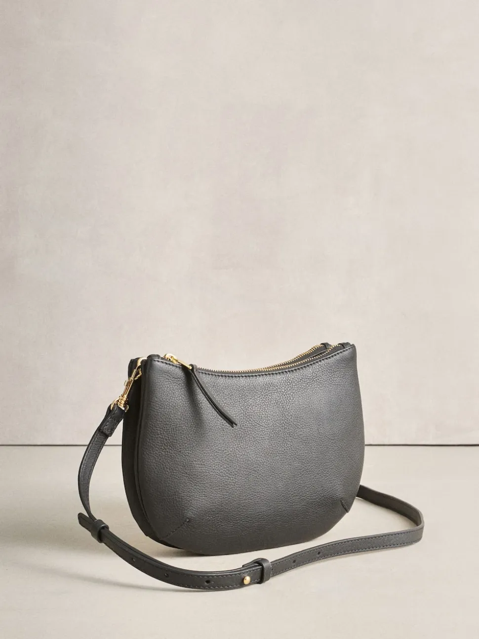 Zwart - Leather Scoop Cross-Body Bag