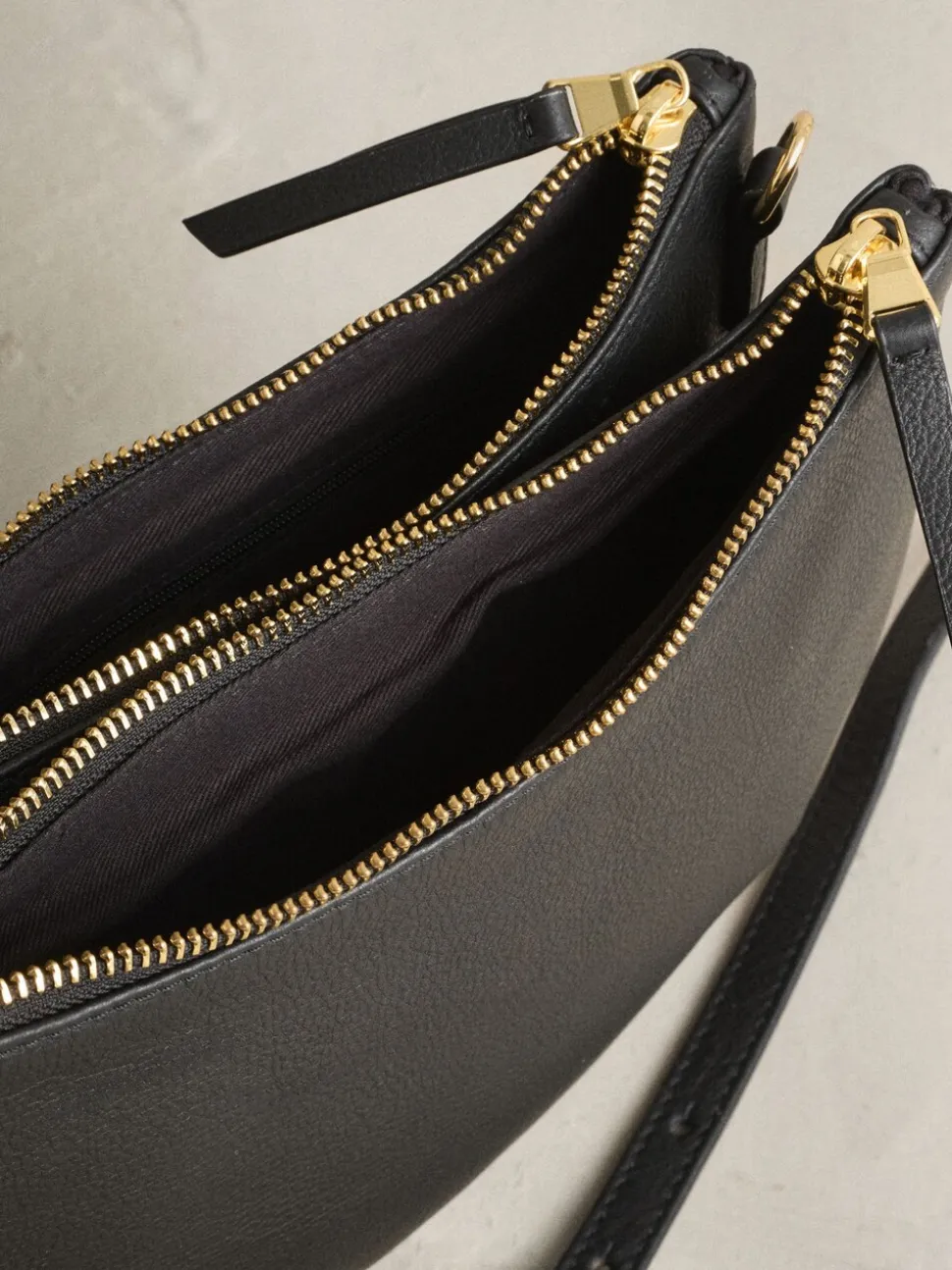 Zwart - Leather Scoop Cross-Body Bag