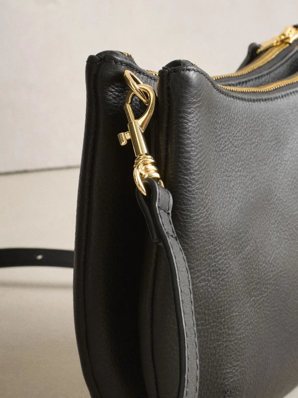 Zwart - Leather Scoop Cross-Body Bag