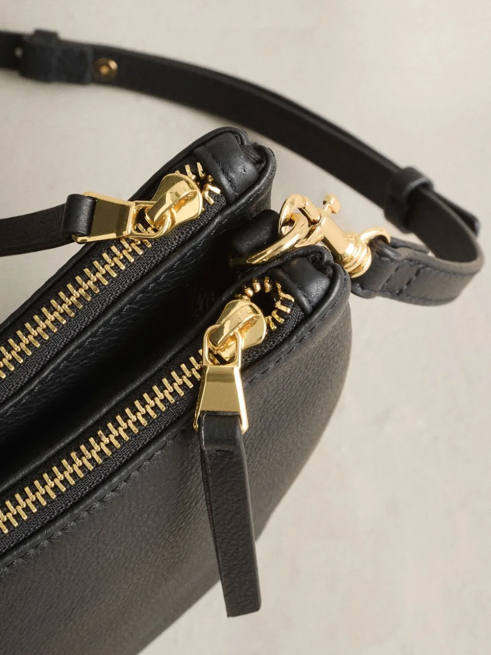 Zwart - Leather Scoop Cross-Body Bag