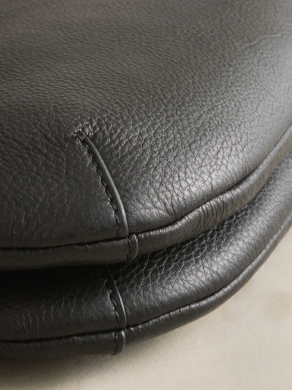 Zwart - Leather Scoop Cross-Body Bag