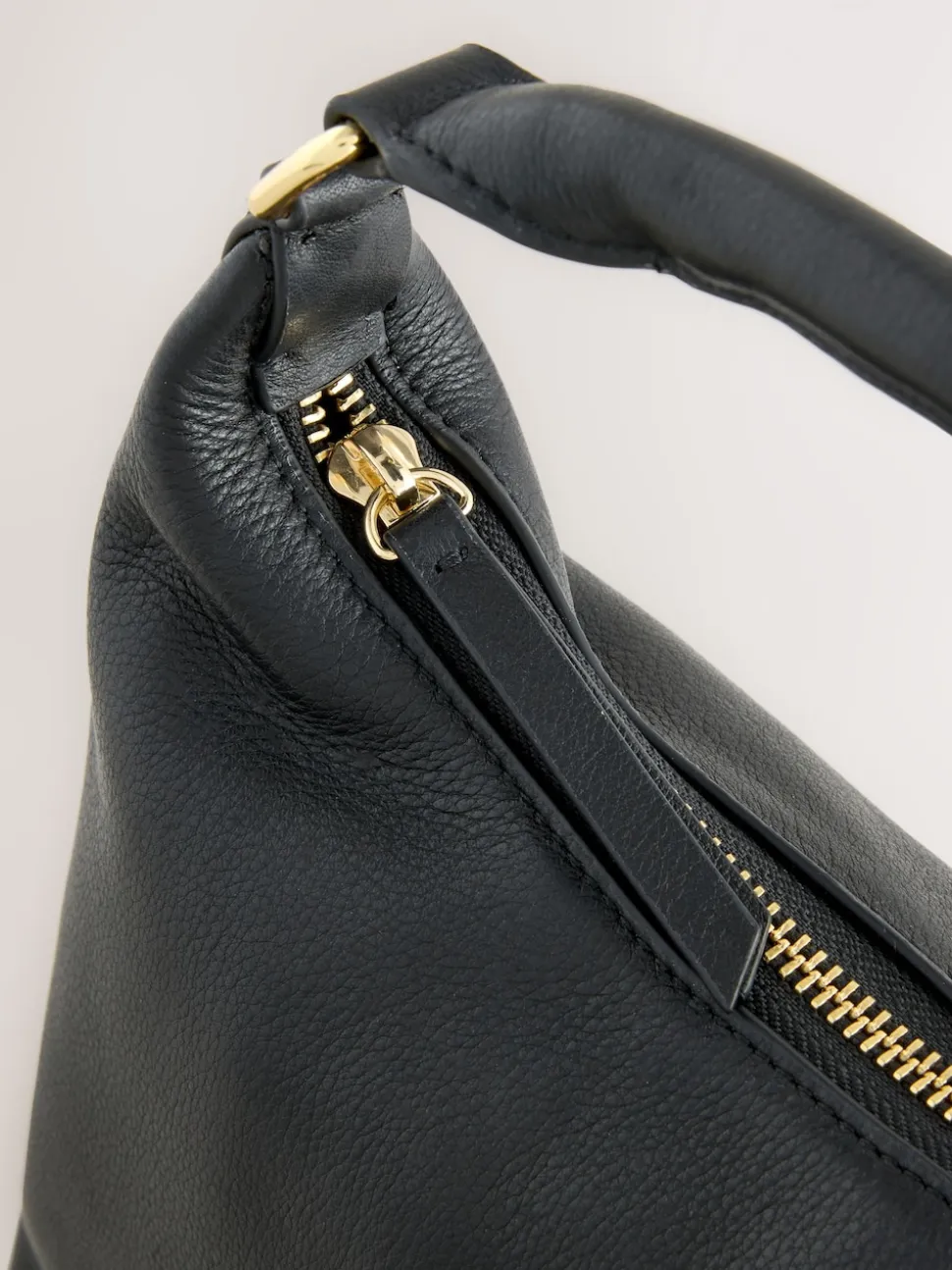 Zwart - Leather Scooped Hand Held Bag