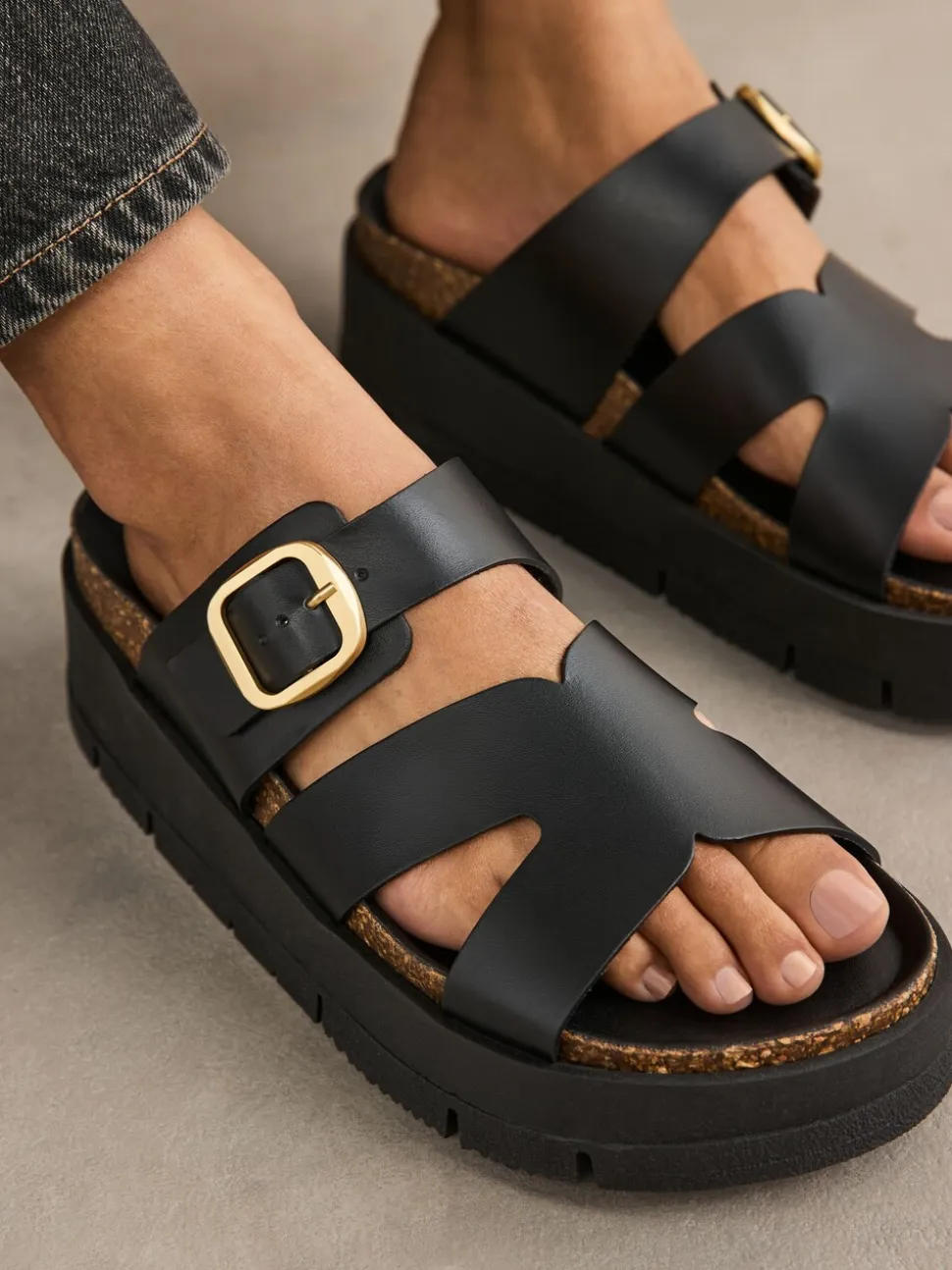Zwart - Leren sandalen met bandjes en gespdetail