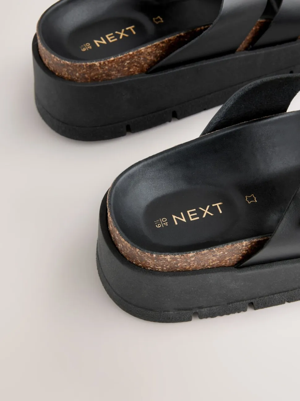 Zwart - Leren sandalen met bandjes en gespdetail