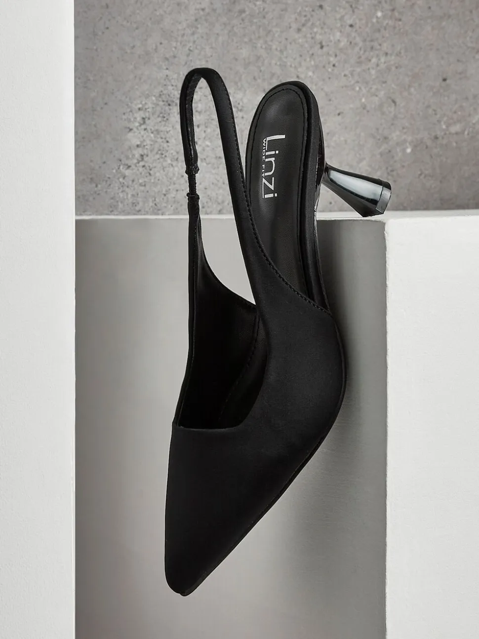 Zwart - Linzi Izzie slingback pumps met brede pasvorm en hoge hakken