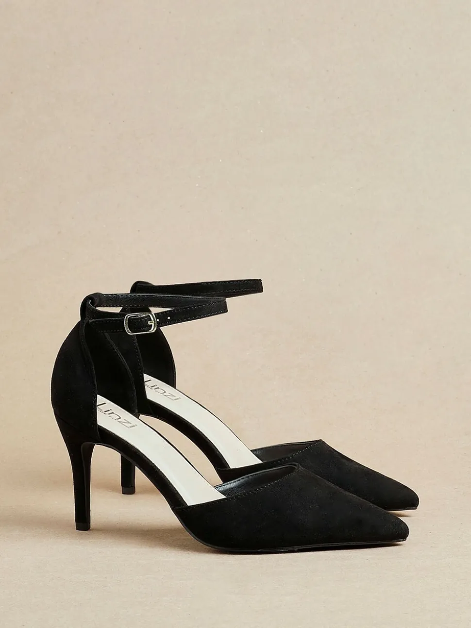 Zwart - Linzi Lavora Stiletto pumps met enkelbandje en wijde pasvorm