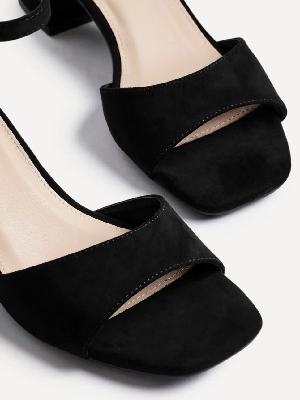 Zwart - Linzi Maddie sandalen met gesloten achterkant, open neus en hak