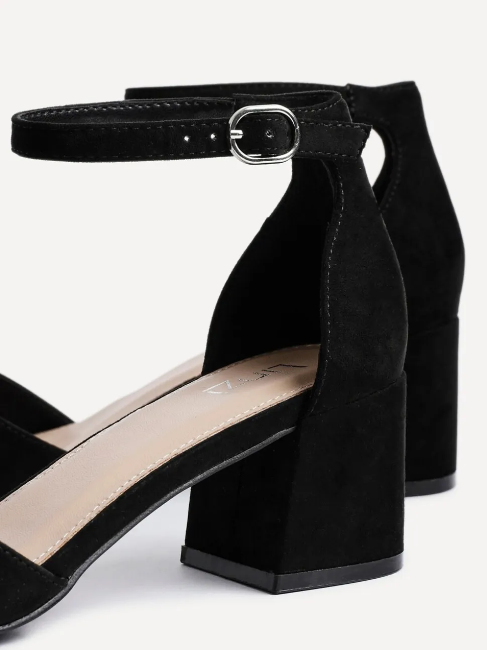 Zwart - Linzi Maddie sandalen met gesloten achterkant, open neus en hak