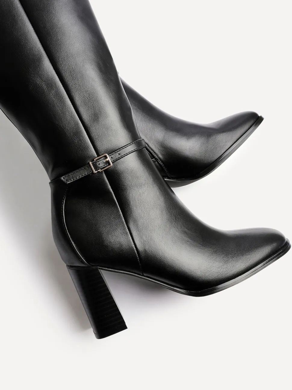 Zwart - Linzi Midtown Block Heel High Leg Boots With Buckle Detail