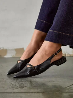 Zwart - Linzi Prague Lage schoenen met spitse neus en gespdetail