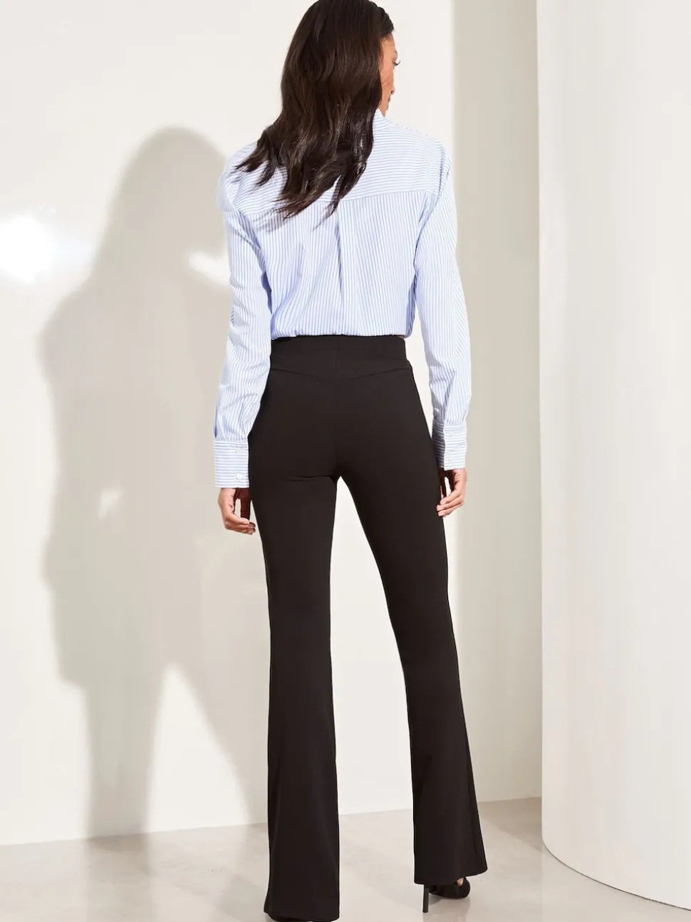 Zwart - Lipsy - Contour flare bootleg-broek met hoge taille