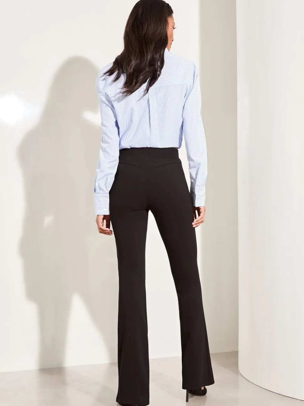 Zwart - Lipsy - Contour flare bootleg-broek met hoge taille