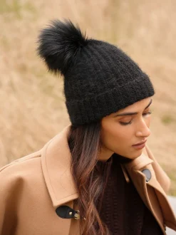Zwart - Love & Roses Cosy Pom Hat