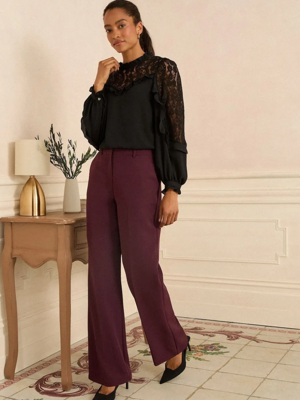 Zwart - Love & Roses Crew Neck Lace Yoke Long Sleeve Blouse