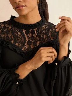 Zwart - Love & Roses Crew Neck Lace Yoke Long Sleeve Blouse