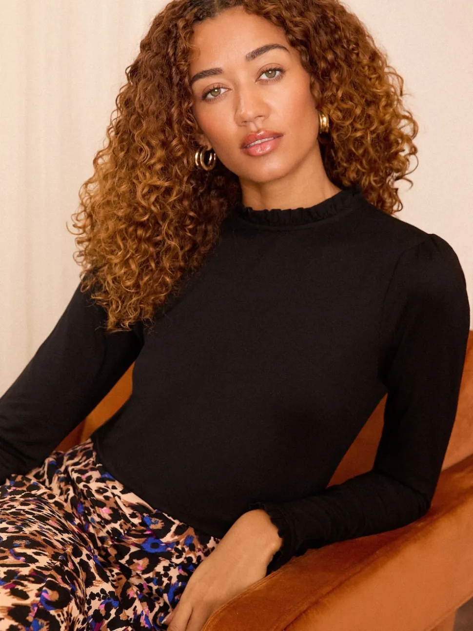 Zwart - Love & Roses jersey top met ruches aan de hals en lange mouwen
