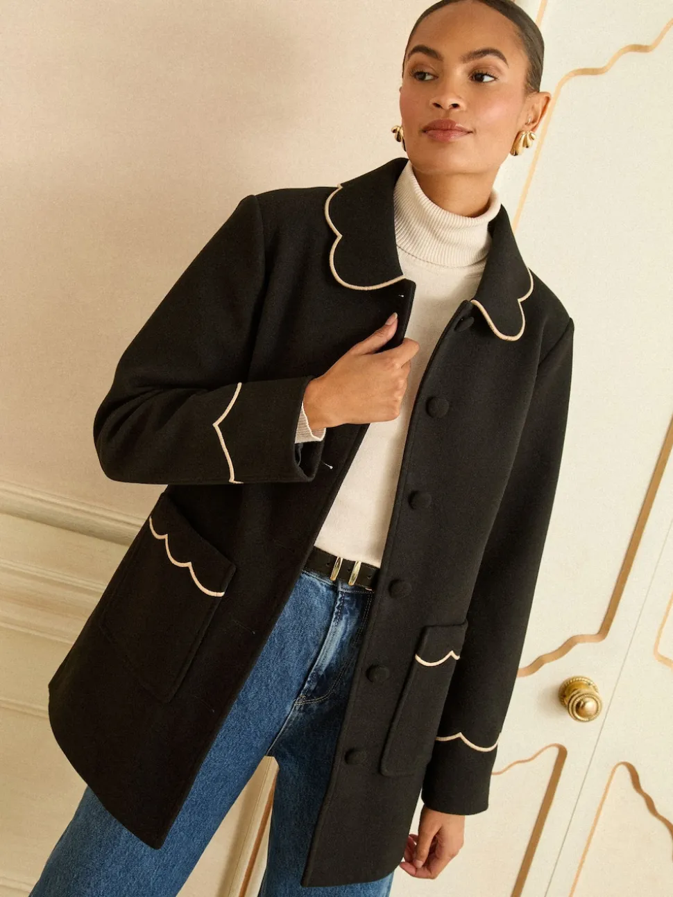 Zwart - Love & Roses Mid Length Scallop Trim Dolly Coat