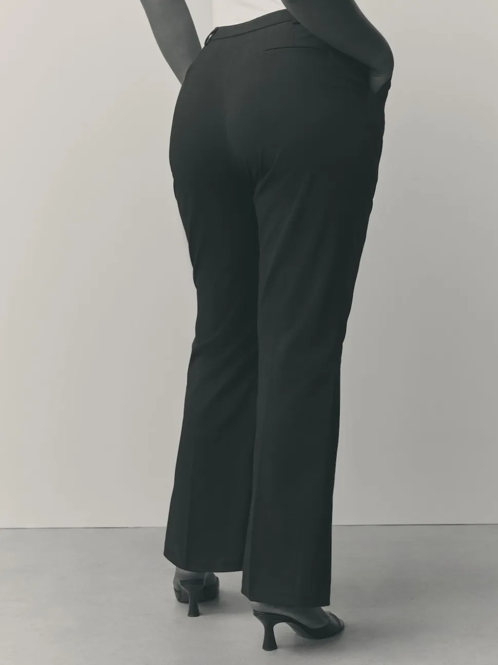 Zwart - Modieuze Hourglass broek met bootcut