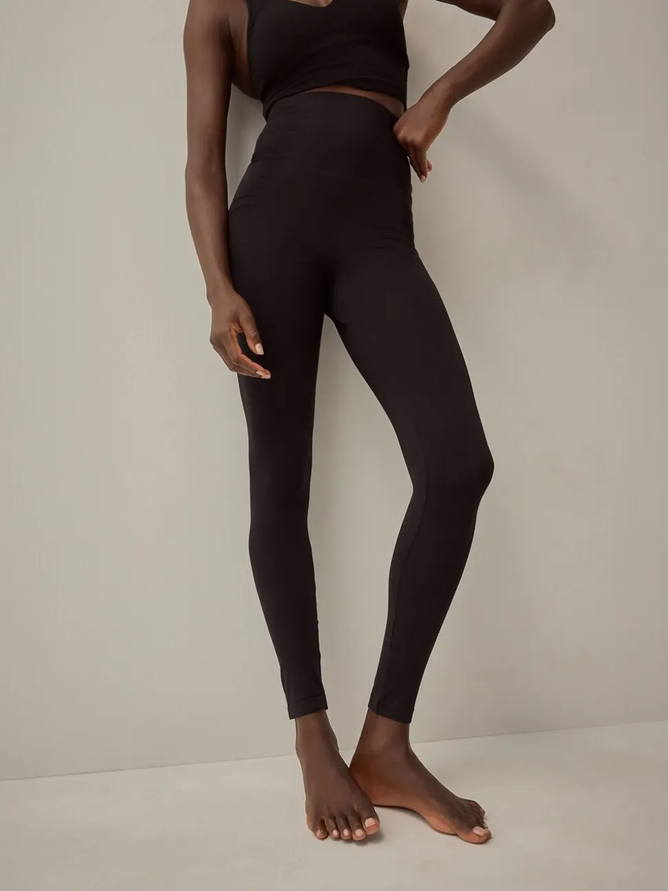 Zwart - Naadloze vormgevende legging met buikcorrectie