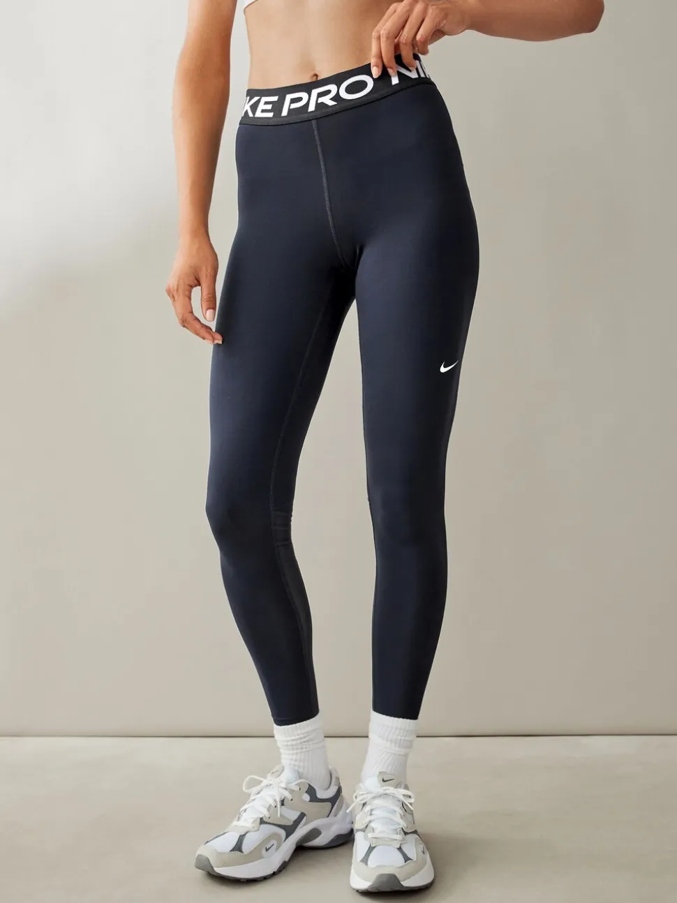 Zwart - Nike Pro Mid Rise legging met mesh-panelen