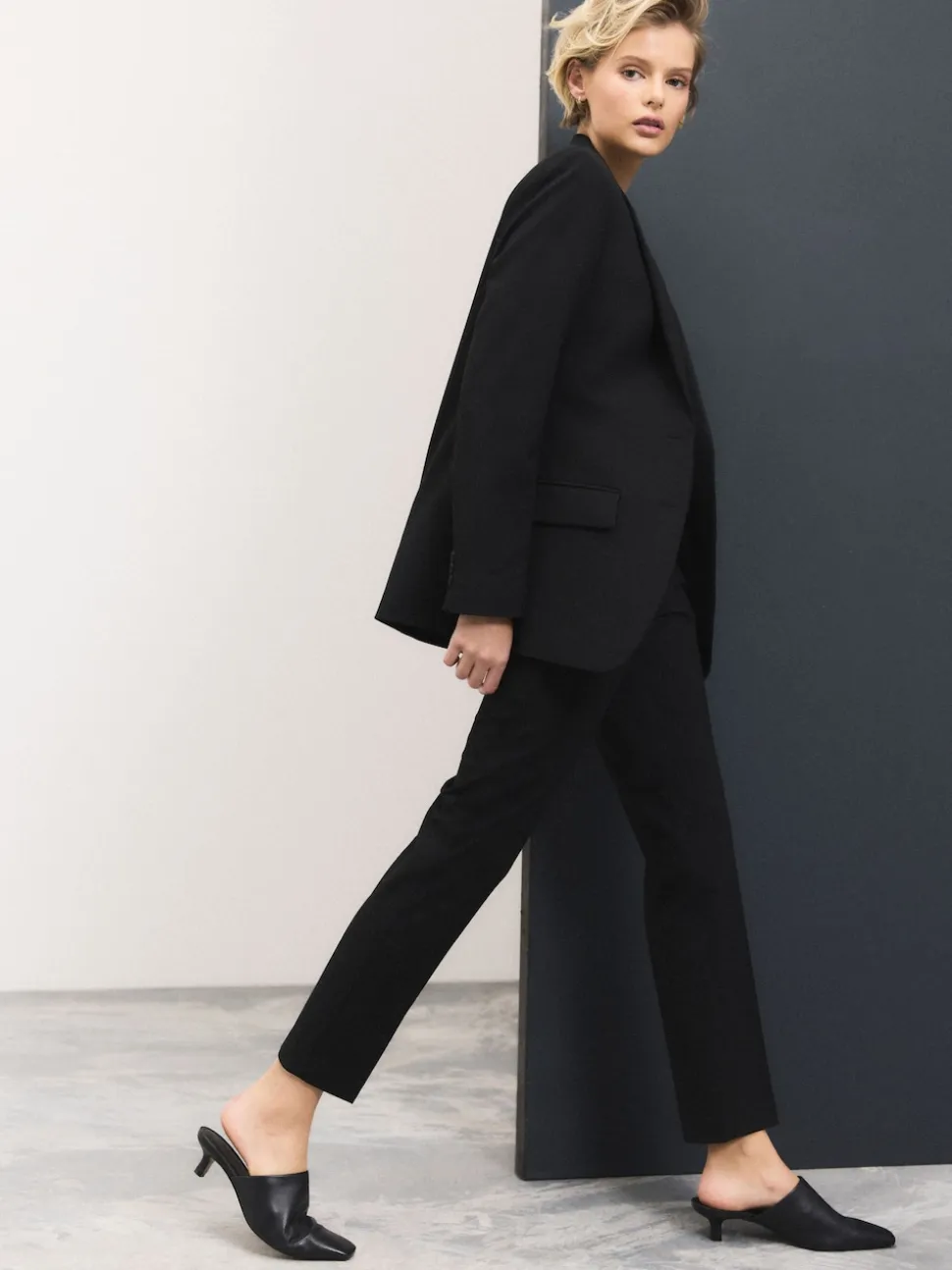 Zwart - Op maat gemaakte blazer met enkele rij knopen van wol