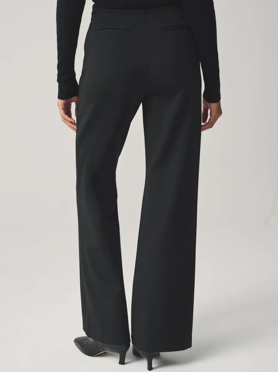 Zwart - Ponte Broek met Wijde pijpen en goudkleurige knoopdetails