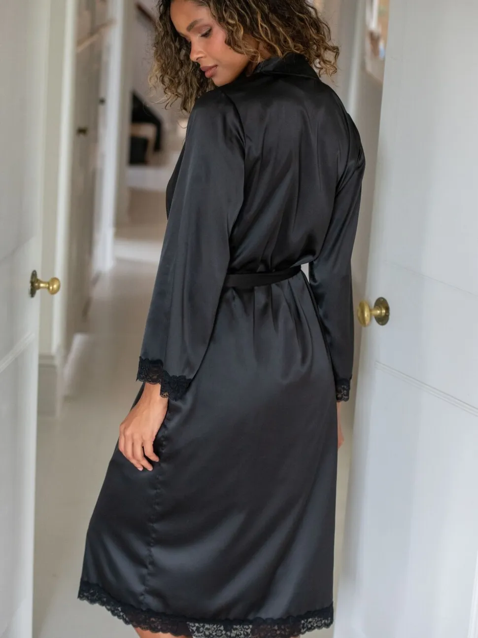 Zwart - Pour Moi Dusk Satin Kimono Sleeve Midi Gown
