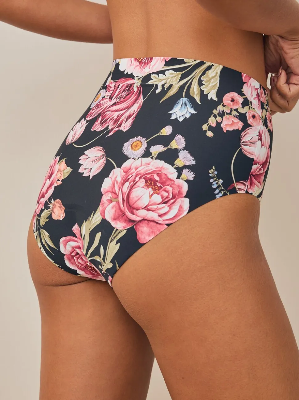 Zwart / Praline Huidskleur / Roze Bloemen - Set van 4 No VPL menstruatieslips voor medium vloeien