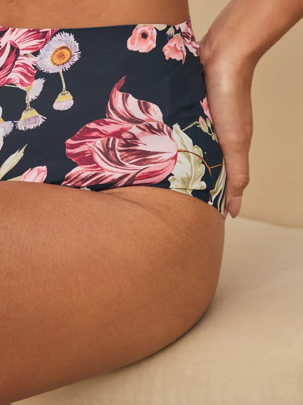 Zwart / Praline Huidskleur / Roze Bloemen - Set van 4 No VPL menstruatieslips voor medium vloeien