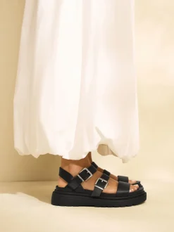 Zwart - Sandalen met dikke zool en gesp