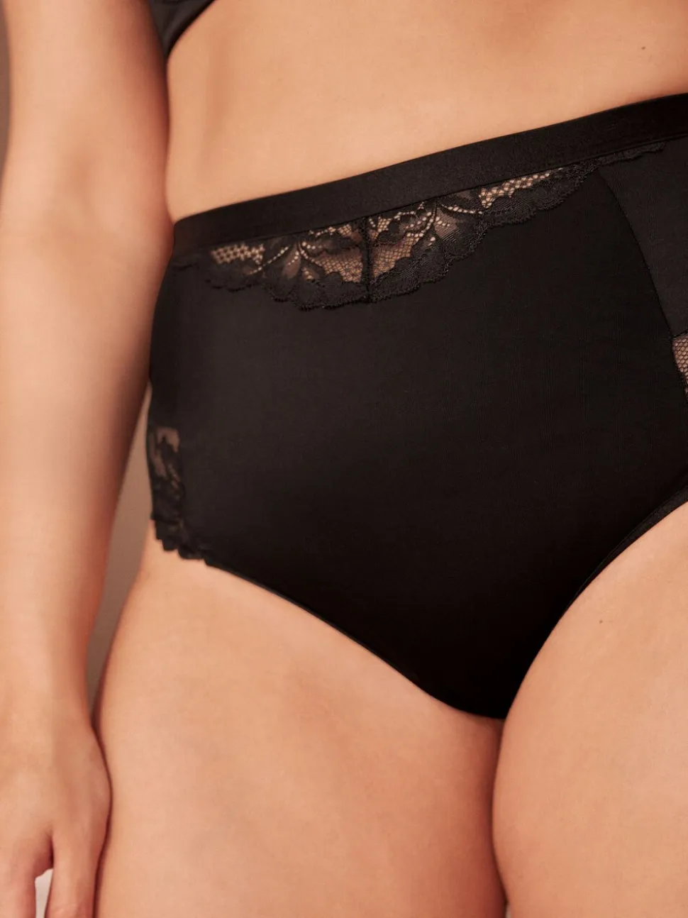 Zwart - Set van 4 vormgevende bikini's met kant op de rug en buikcorrigerend effect