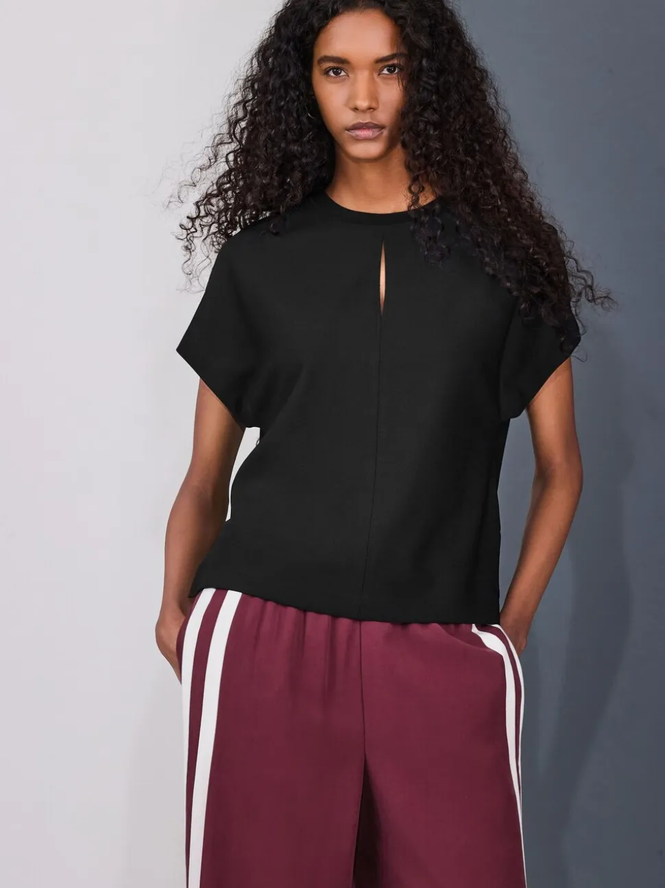 Zwart - Short Sleeve Keyhole Crew Neck Top