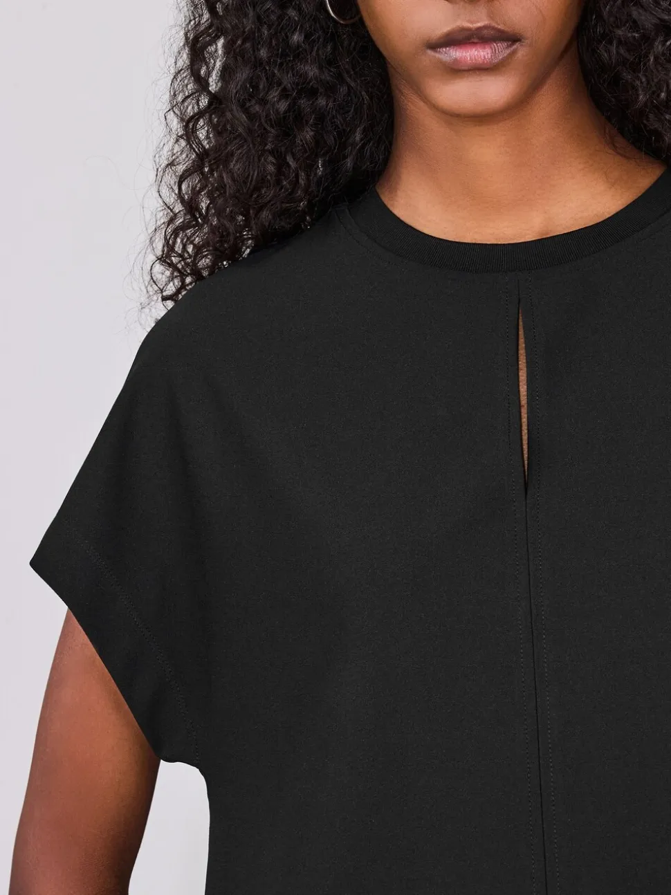 Zwart - Short Sleeve Keyhole Crew Neck Top