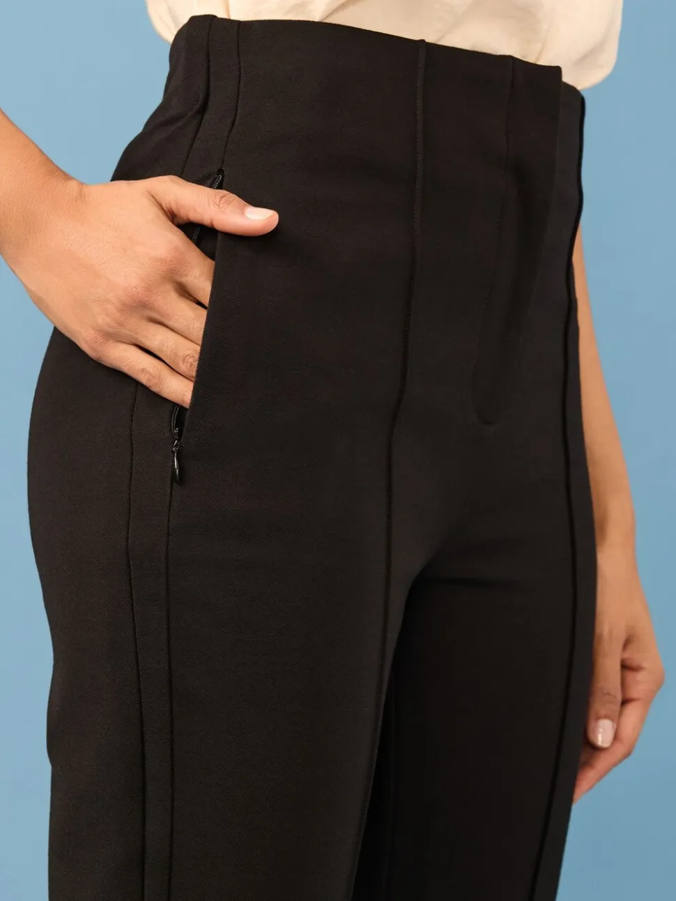 Zwart - Smalle vormgevende broek