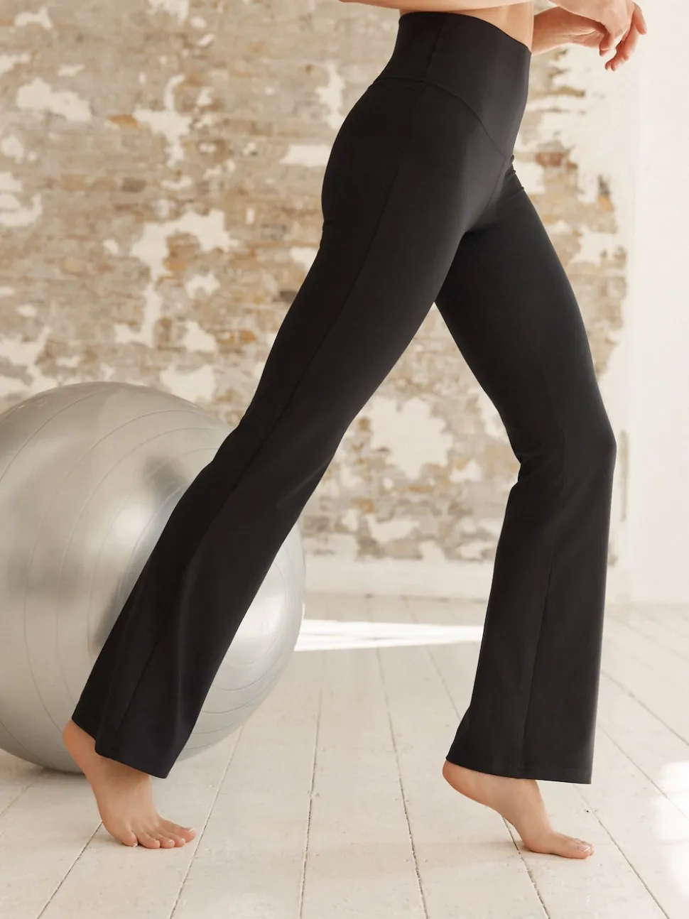Zwart - Superzachte Dry Tech yogasportleggings met uitlopende pijpen