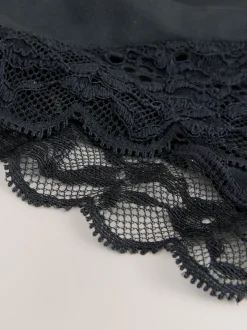 Zwart - Ultiem comfort slip met hoge beenuitsnijding en kanten achterkant